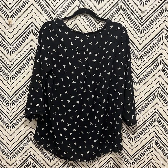 XL three quarter sleeve with button up silky blouse - Picture 2 of 3